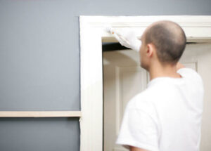 TÜR- UND FENSTERANSTRICH